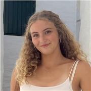 Estudiante universitaria que imparte clases a niños de cualquier edad y de diferentes materias